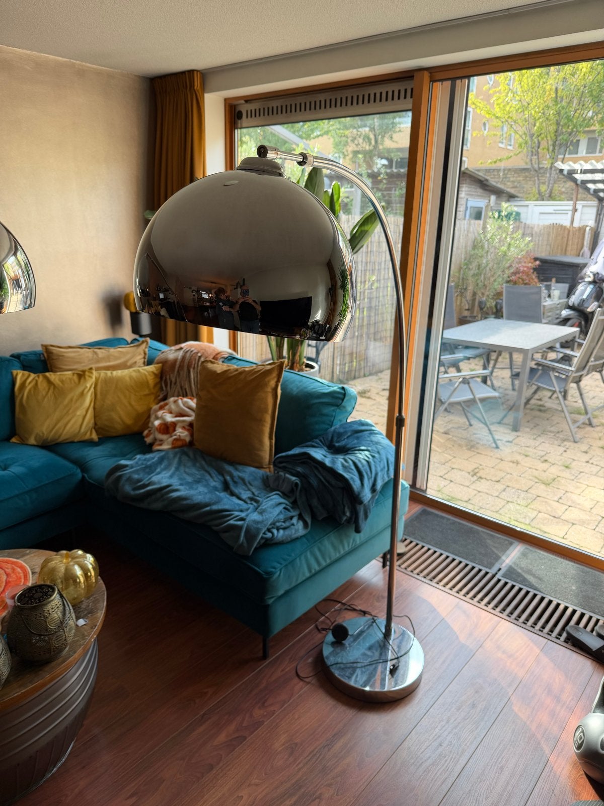 2x Moderne booglamp met chromen kap, Ophalen, Gebruikt, E27 (groot), Metaal
