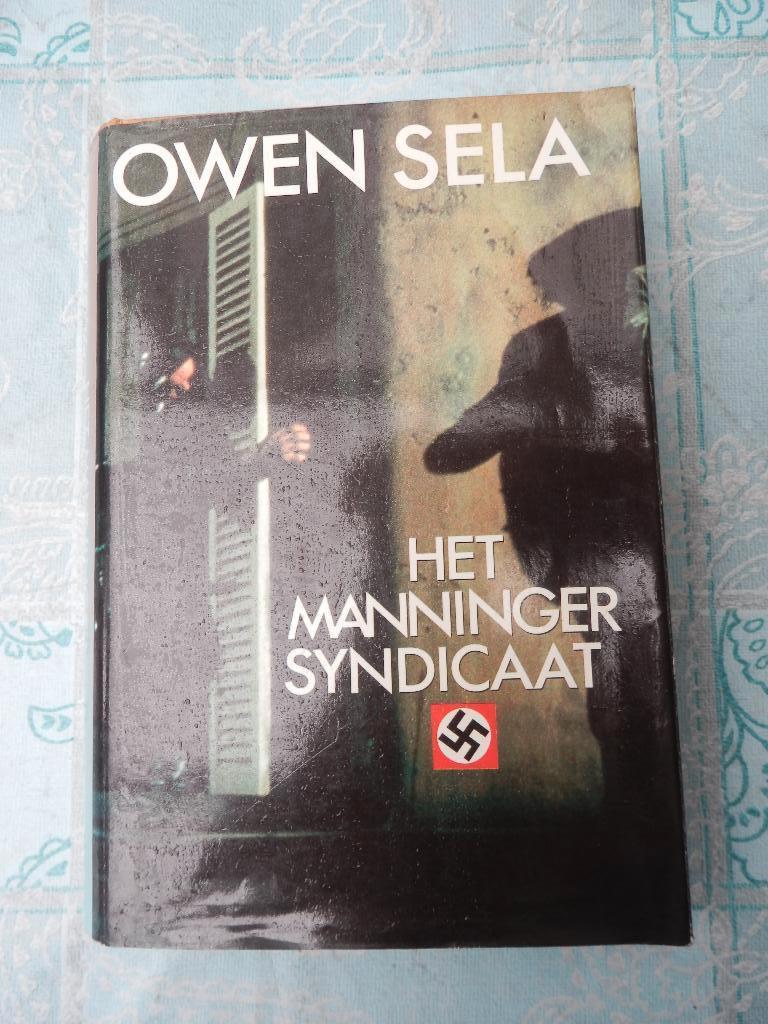 Het Manninger Syndicaat/Owen Sela, Ophalen of Verzenden, Zo goed als nieuw, Owen Sela