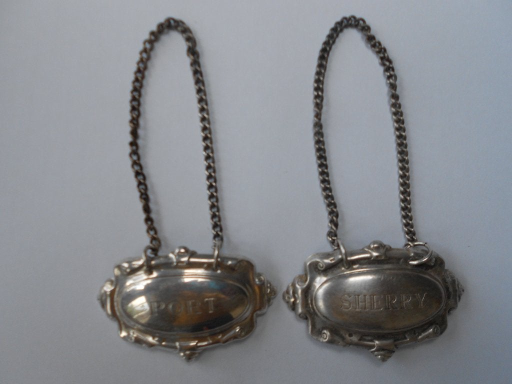 Twee vintage flessen karaf labels schildjes verzilverd., Antiek en Kunst, Ophalen of Verzenden