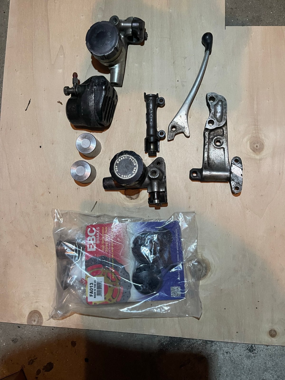 Honda CB550 onderdelen: rem revisieset en chroomstrippen, Motoren, Ophalen of Verzenden, Nieuw