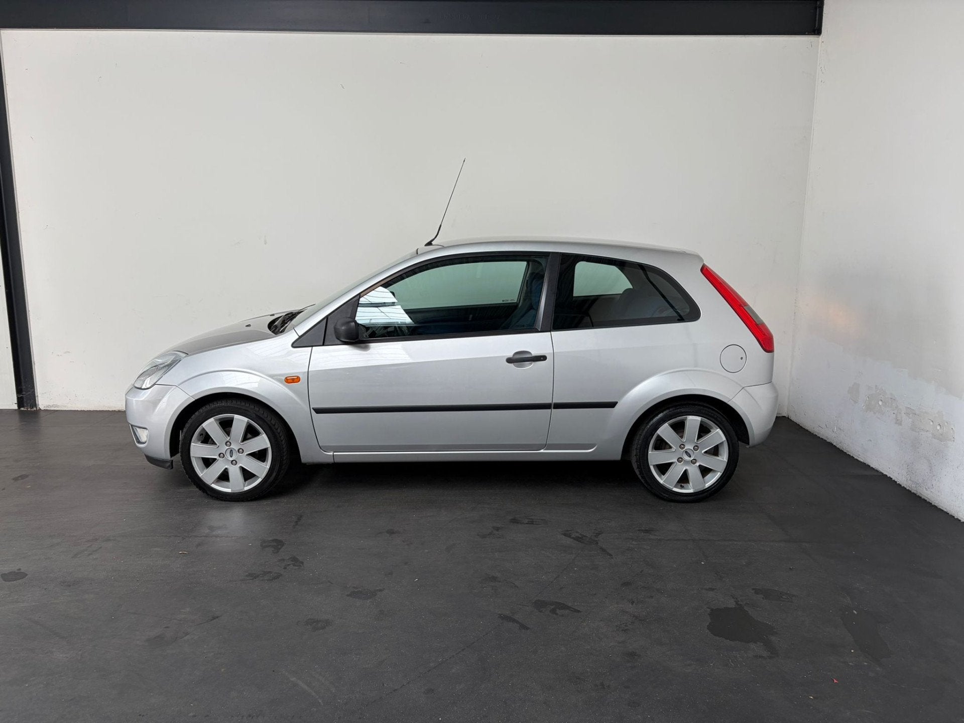 Ford Fiesta 1.3 Futura (bj 2004), Auto's, Ford, 1299 cc, 4 cilinders, Origineel Nederlands, Bedrijf