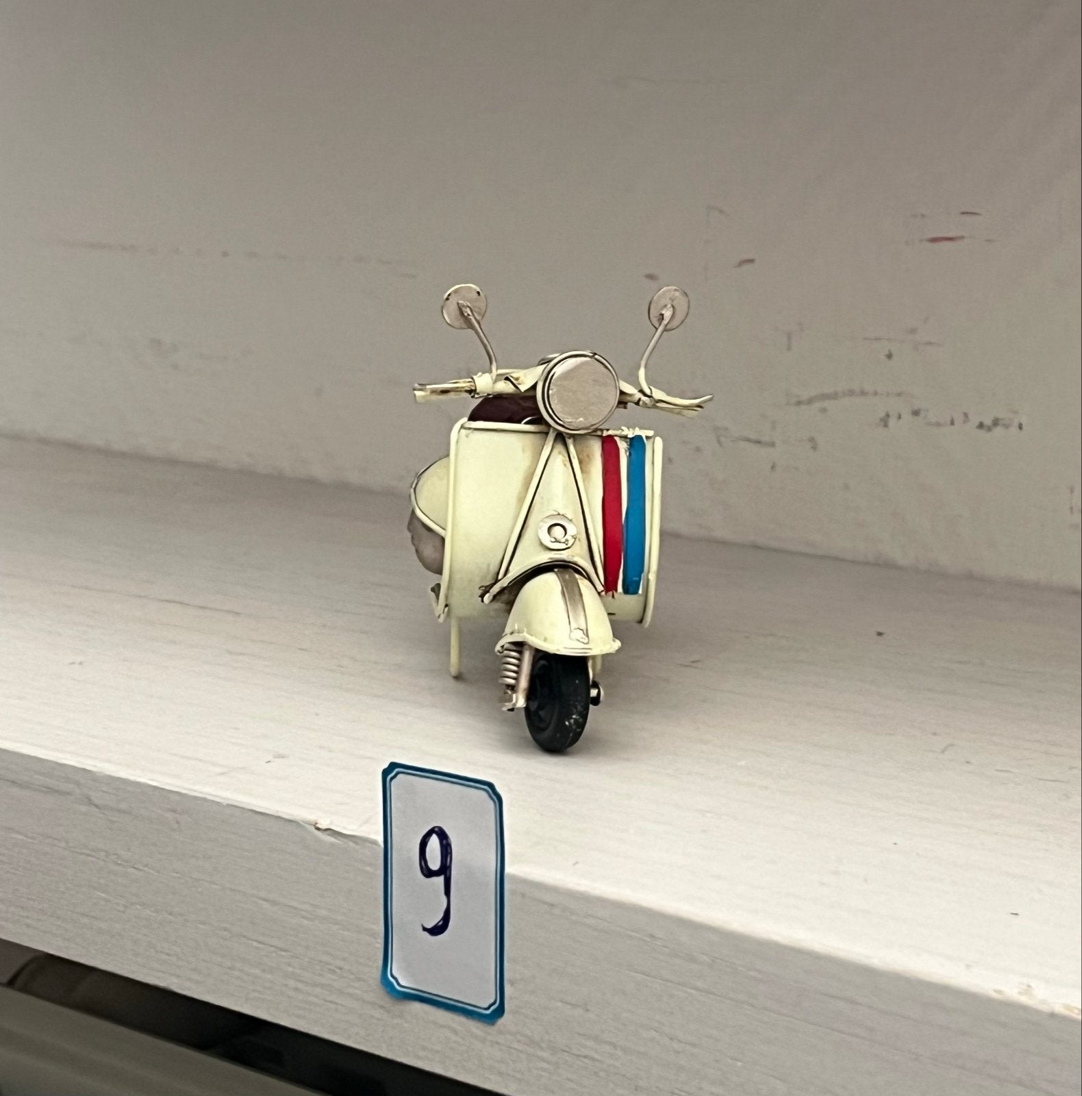 Decoratieve Vespa Scooter Model - Crème met Strepen, Overige merken, 1:50 of kleiner, Overige typen, Ophalen of Verzenden