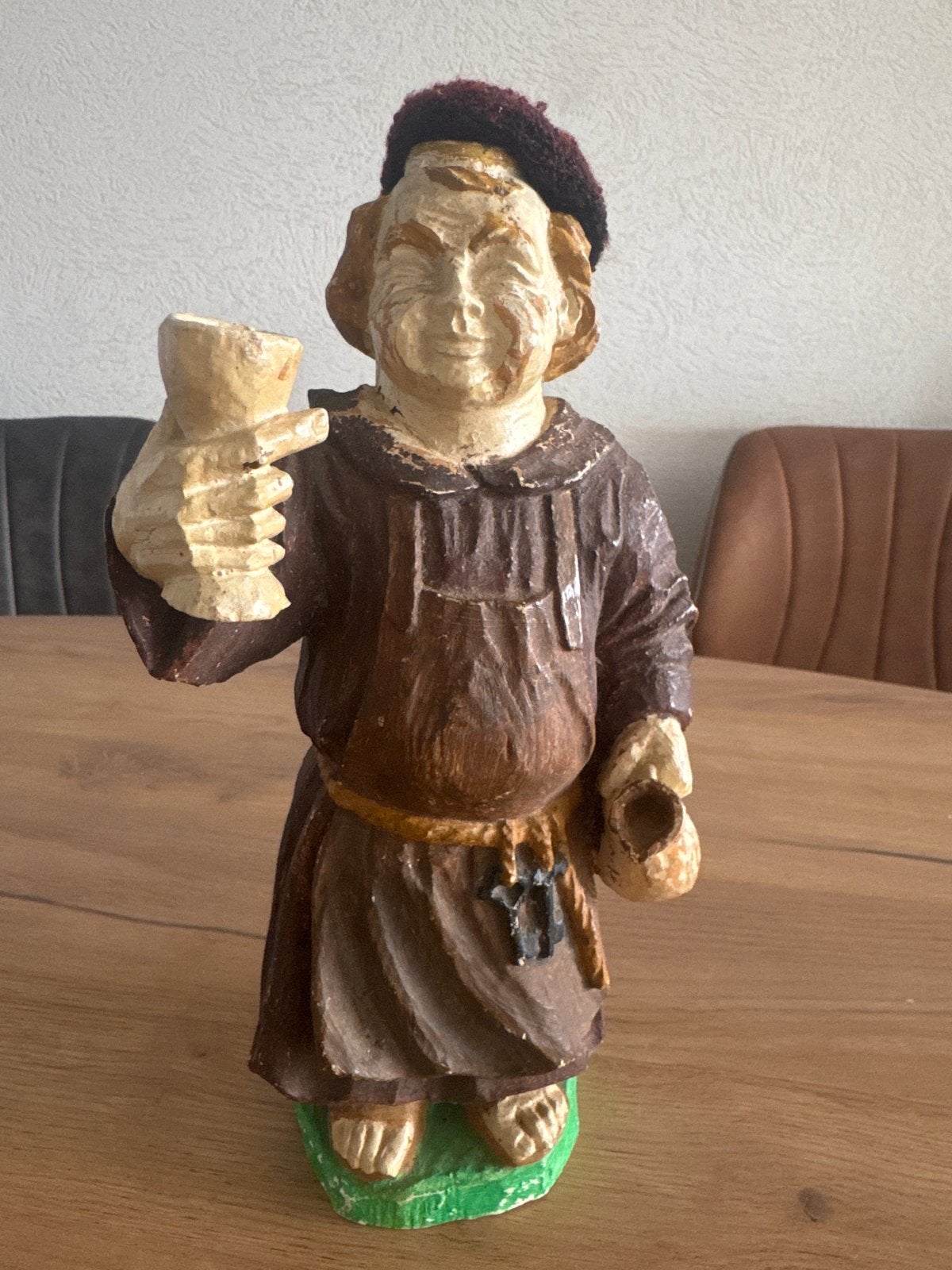 Vintage houten monnik beeldje met beker, Ophalen of Verzenden