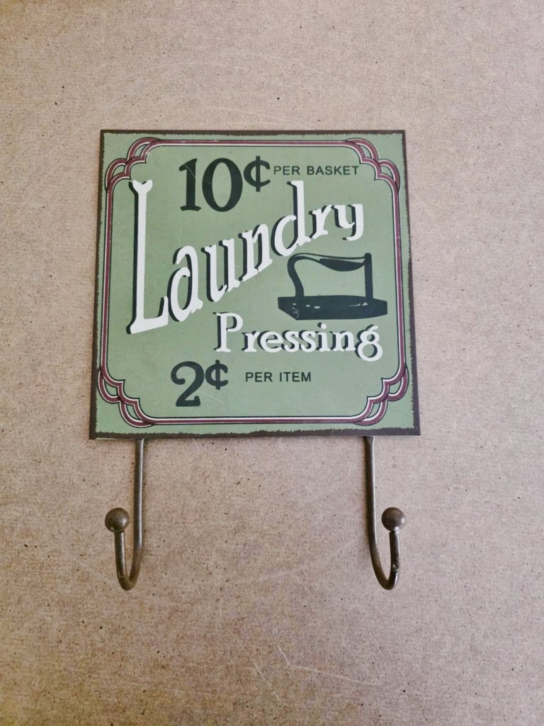 Mooi metalen retro bord met haken,Laundry pressing,strijken, Ophalen of Verzenden