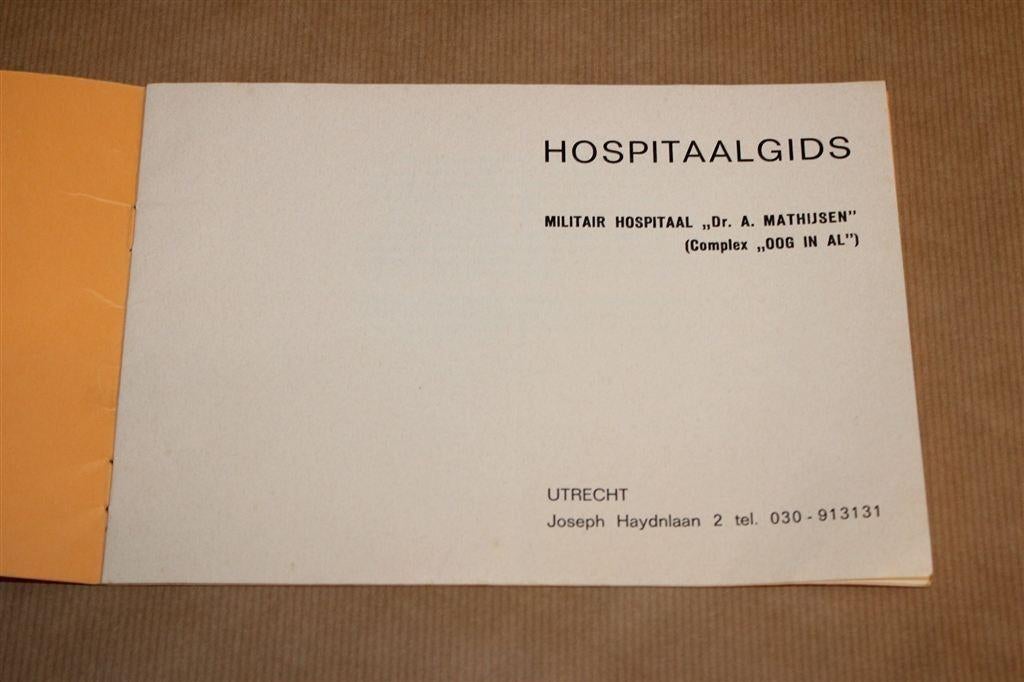 Hospitaalgids Militair Hospitaal Dr. Mathijsen Utrecht 1965, Ophalen of Verzenden, Gelezen