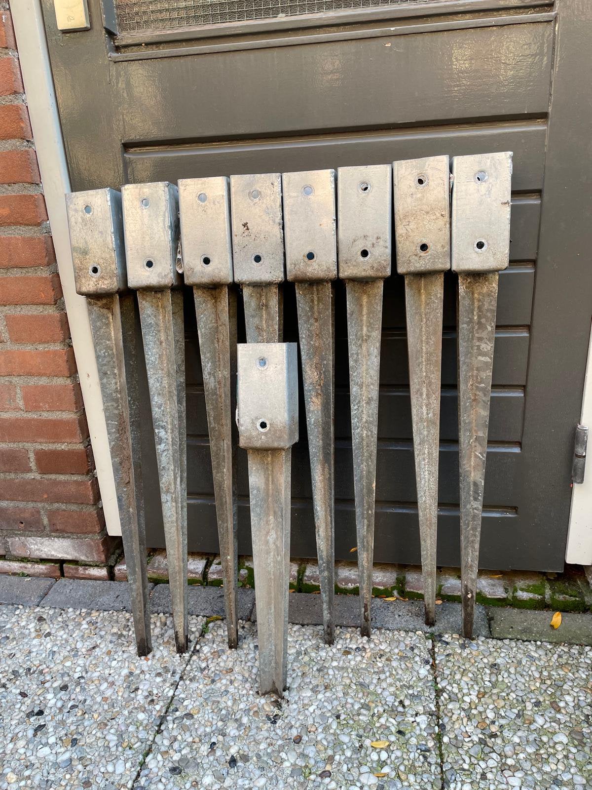 9 gegalvaniseerde paalhouders 8 grote 1 kleine, Ophalen, Zo goed als nieuw, IJzer, Sierhekwerk