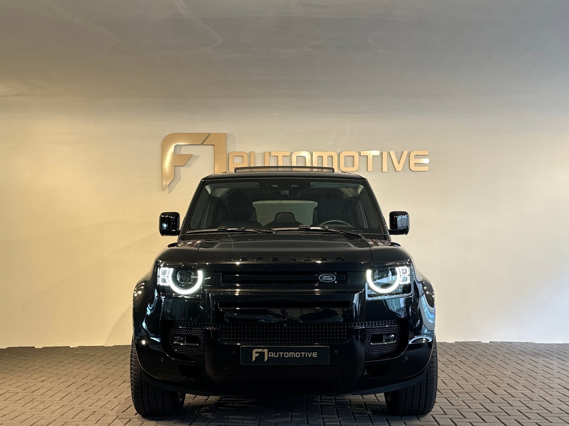 Land Rover Defender 110 2.0 P400e 110 XS Edition Pano|Dodeho, Auto's, Land Rover, Automaat, 404 pk, Gebruikt, Euro 6