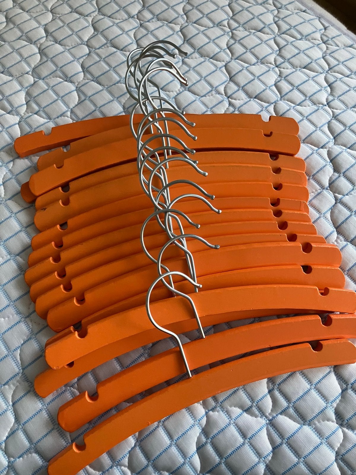 17 oranje houten kledinghangers, Ophalen, Gebruikt, Hout, Kinderen