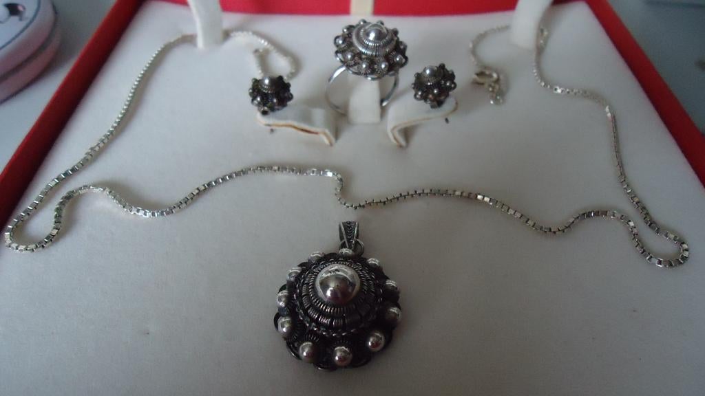 zilveren complete Zeeuwse set ketting ring en oorbellen, Ophalen of Verzenden, Zo goed als nieuw, Zilver, Overige materialen