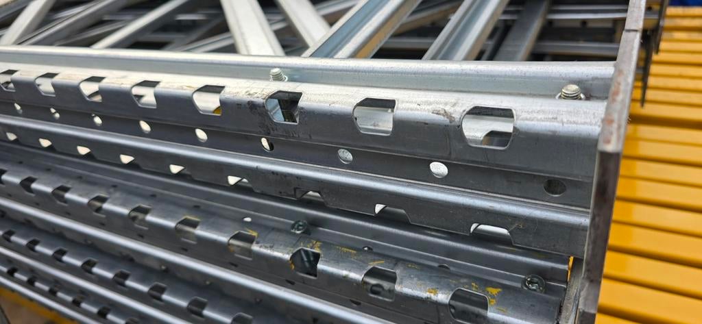 Ruim 37mtr stelling 215cm hoog, 70cm diep v.v. 2 ligparen, Ophalen, Gebruikt
