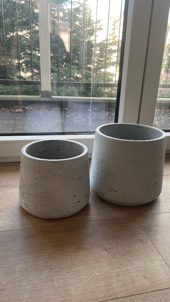 2 concrete rugged plant pots, Tuin en Terras, Ophalen, Rond, Zo goed als nieuw, Balkon
