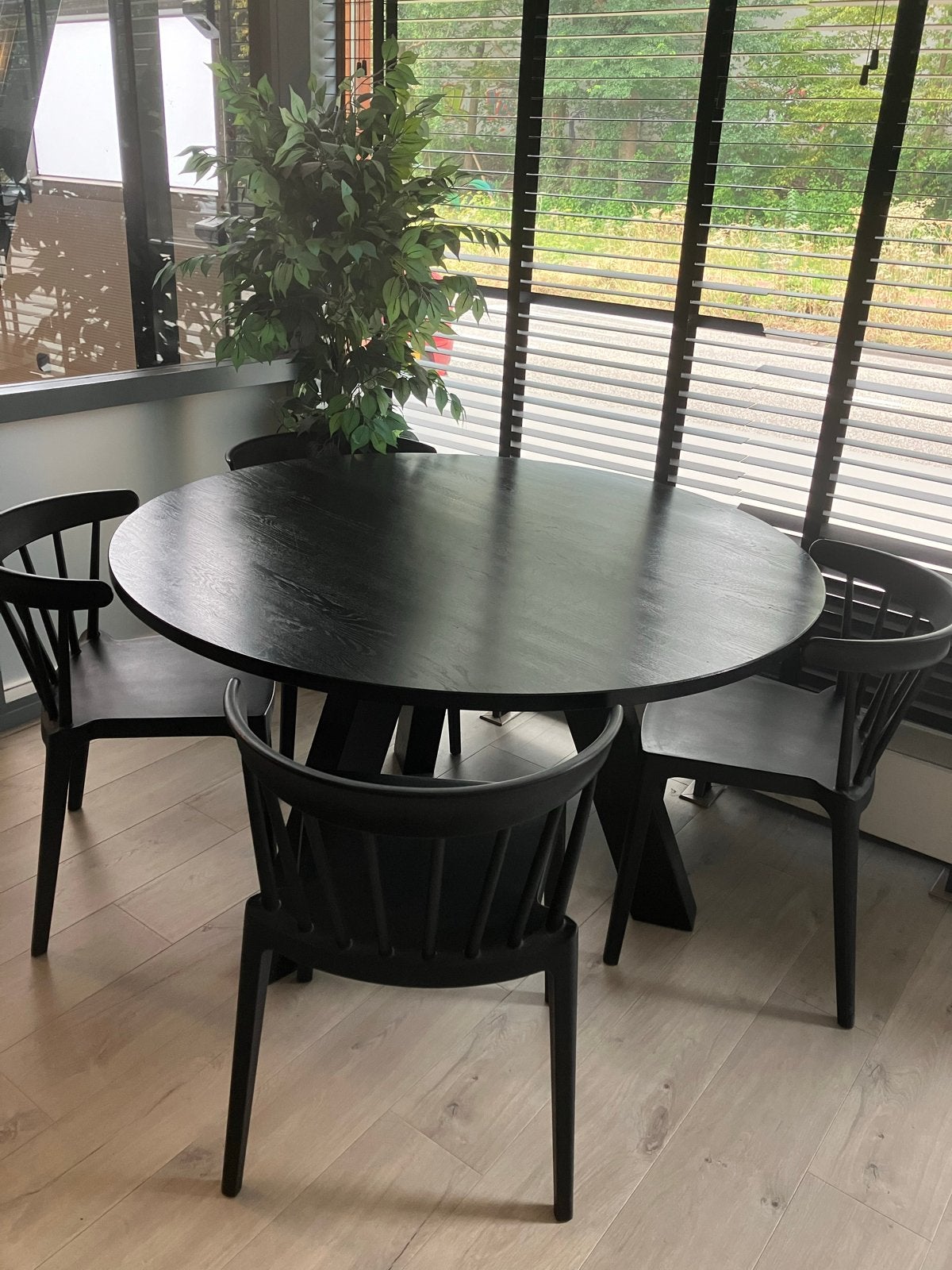 Zwarte ronde eettafel met 4 stoelen, Ophalen, 100 tot 150 cm, Rond, Zo goed als nieuw