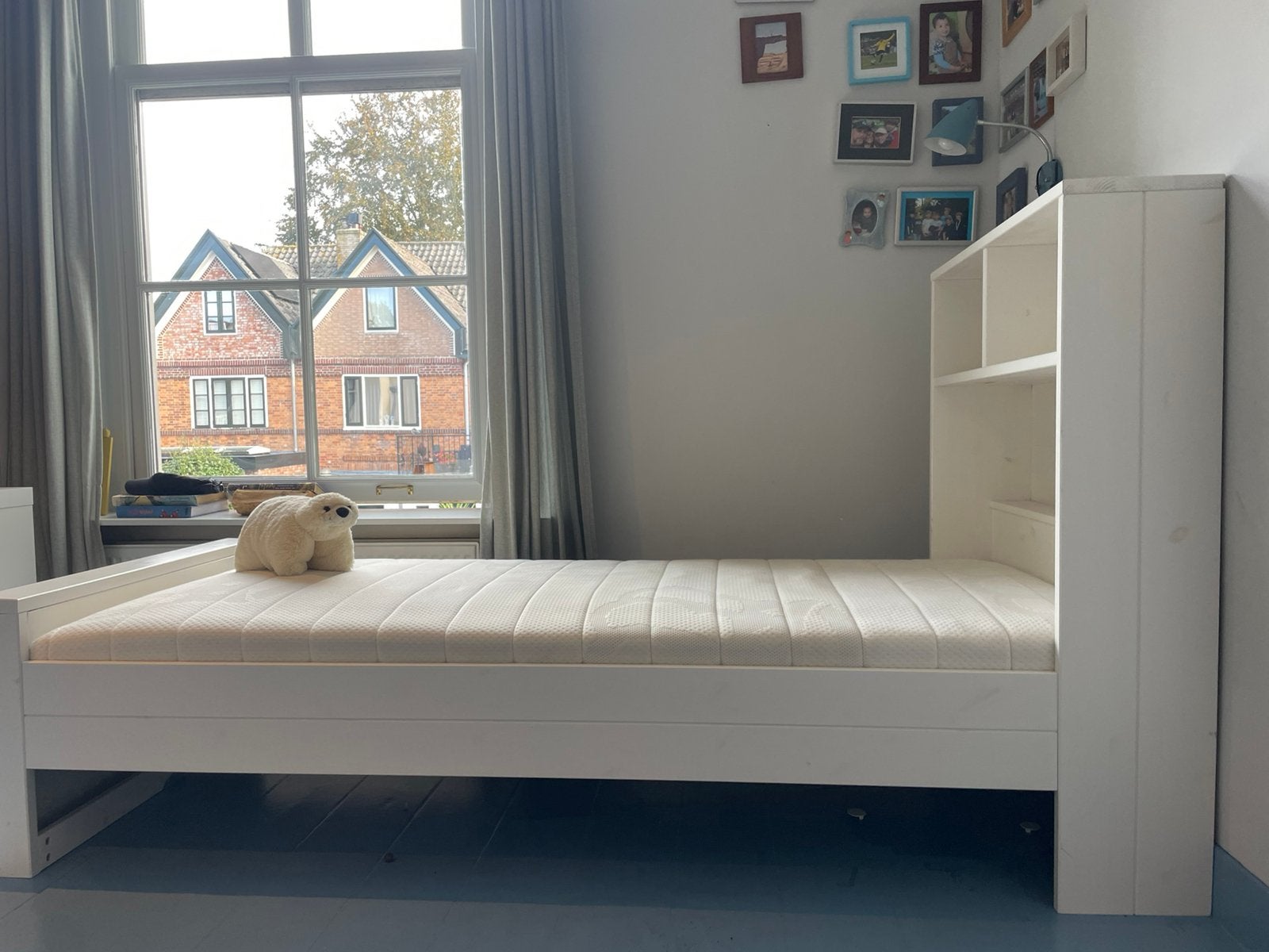 Massief houten één persoons bed met opbergruimte., Ophalen, Gebruikt, Eenpersoons, Wit