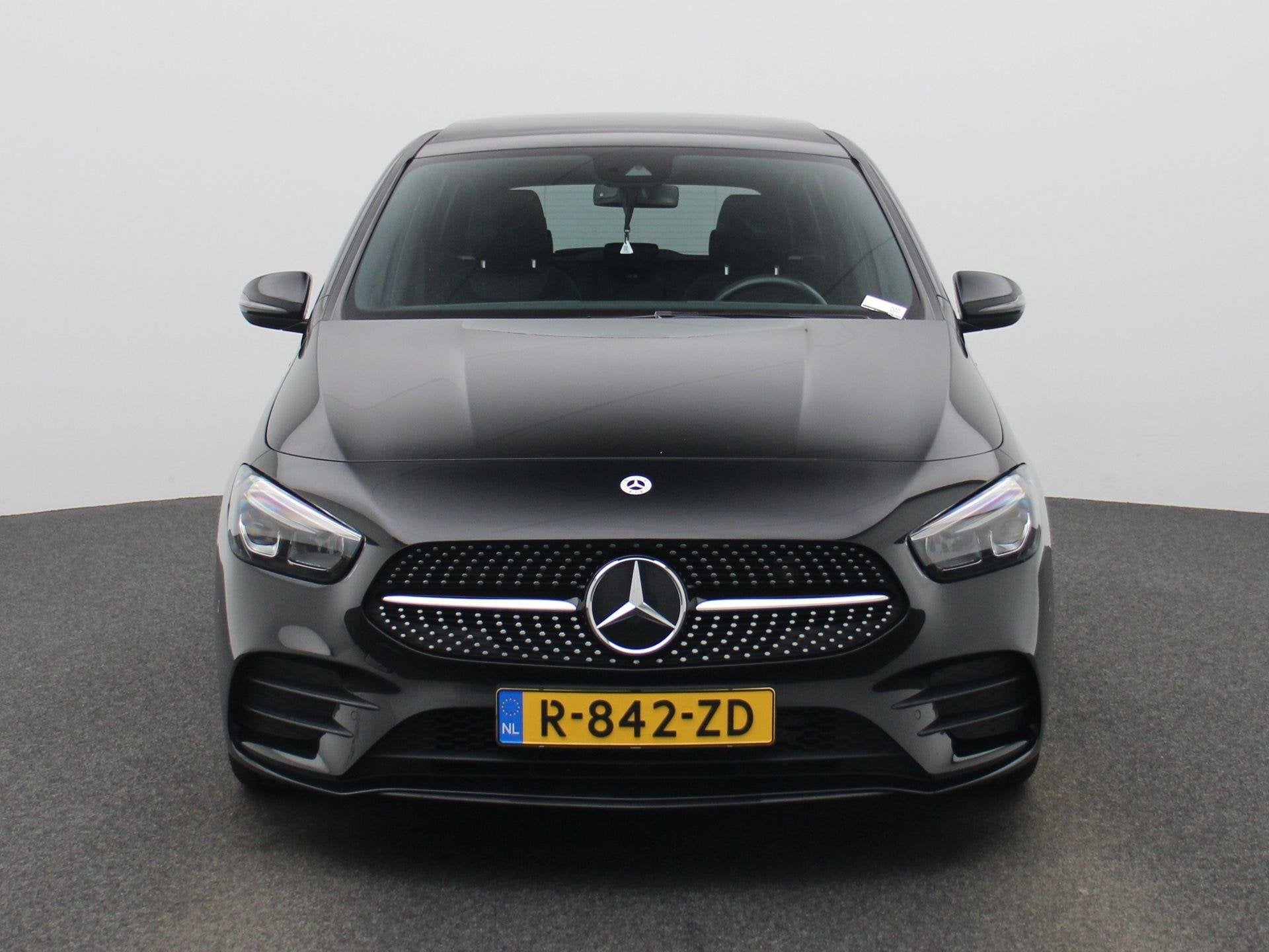 Mercedes-Benz B-klasse 180 AMG Line AUTOMAAT | PANORAMADAK |, 12 maanden, Gebruikt, 4 cilinders, Zwart