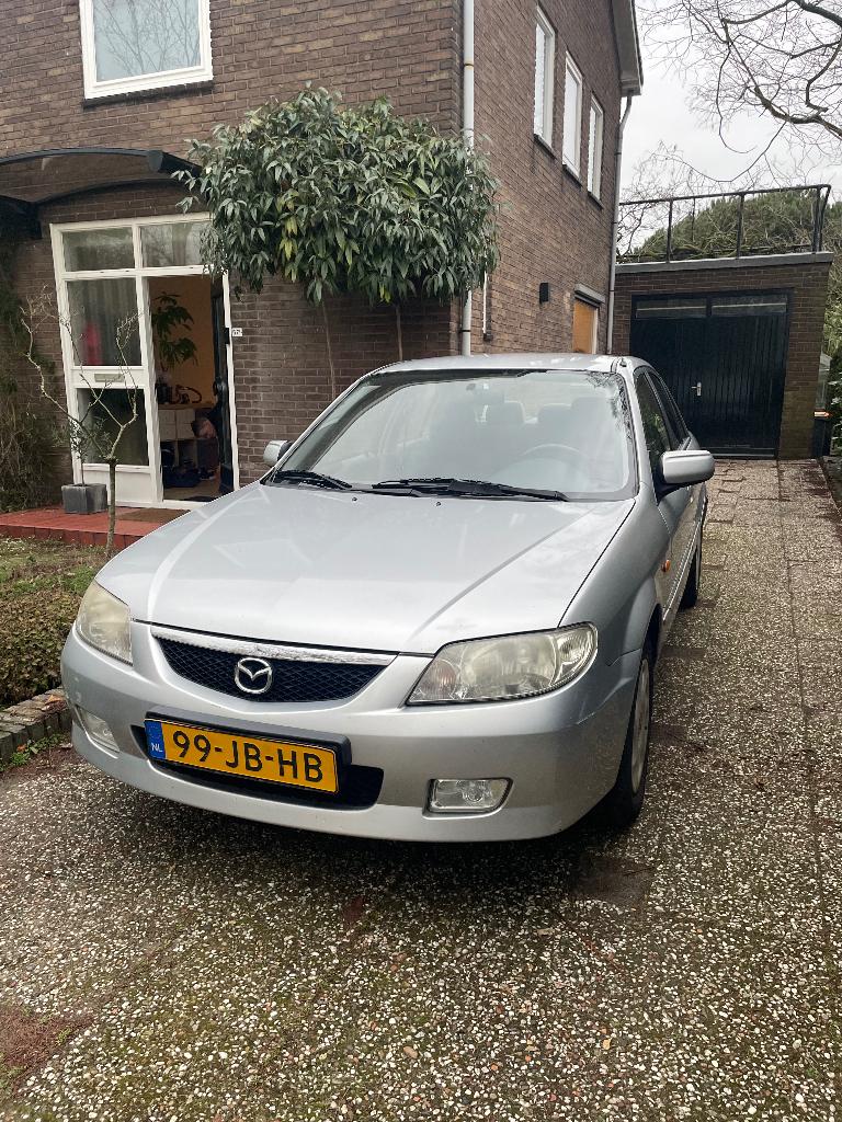 Mazda 323 1.6 SDN Exclusive 2002, Auto's, Mazda, Stof, 4 cilinders, 400 kg, 1070 kg
