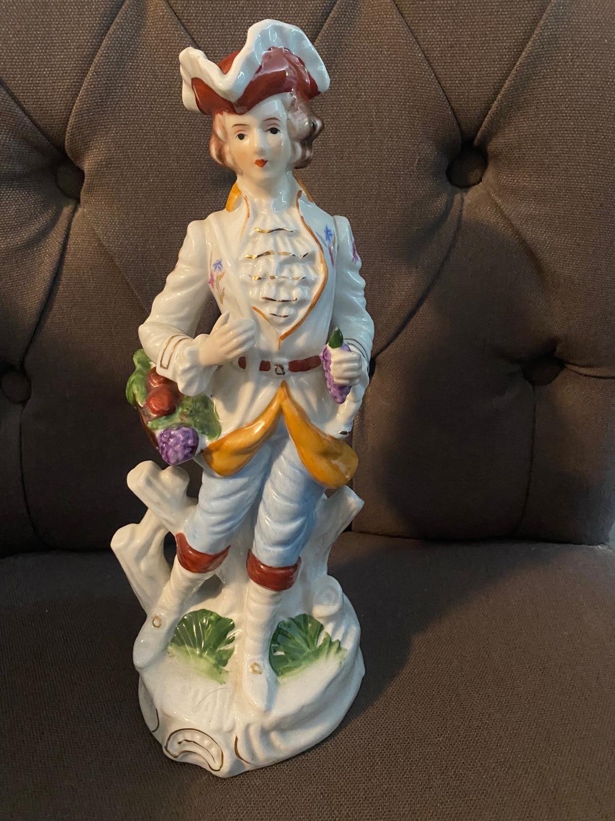 Vintage Porseleinen Beeldje: Elegante Heer met Fruit, Ophalen of Verzenden
