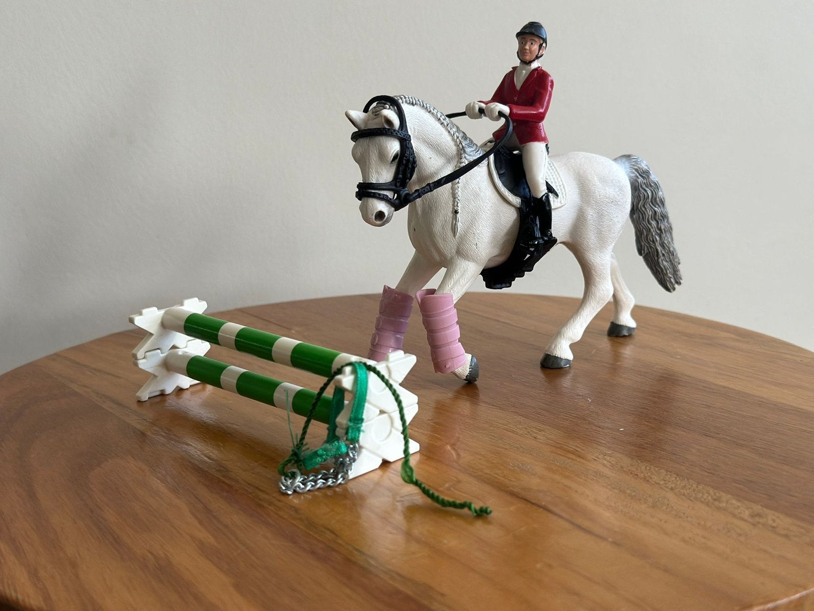 Schleich paard met ruiter en hindernis, Ophalen of Verzenden, Zo goed als nieuw