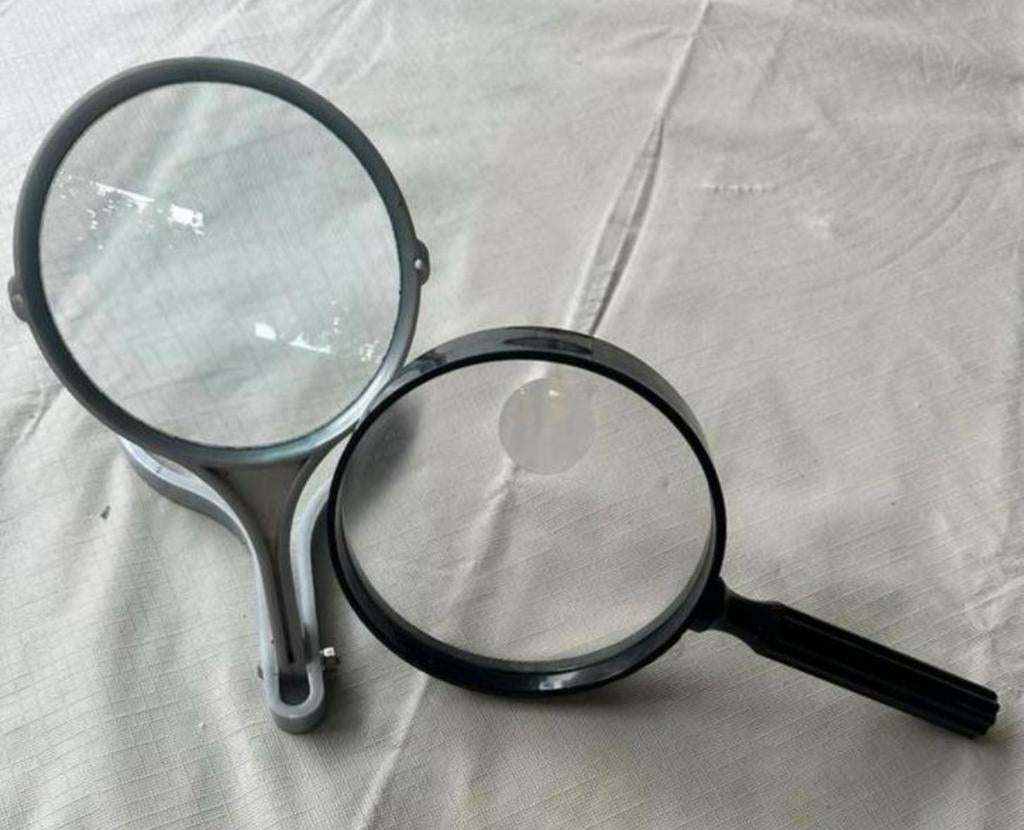 Twee vergrootglazen een met steun en een met standaard kan, Ophalen of Verzenden, Gebruikt, Vergrootglas of Loep