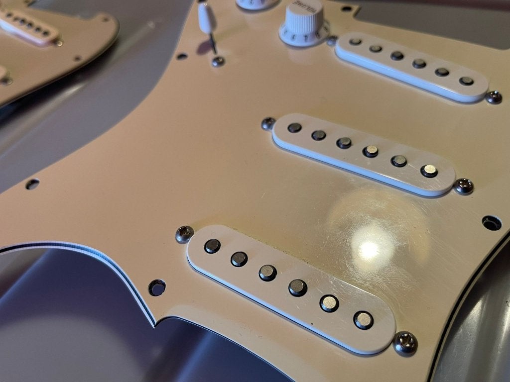 Volledig loaded slagplaat van FENDER stratocaster, Muziek en Instrumenten, Instrumenten | Onderdelen, Zo goed als nieuw, Elektrische gitaar