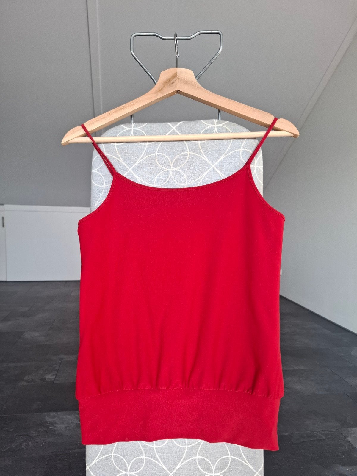 ONLY kersenrode top met spaghettibandjes (maat: M), Kleding | Dames, Tops, Maat 38/40 (M), Only, Nieuw, Ophalen of Verzenden