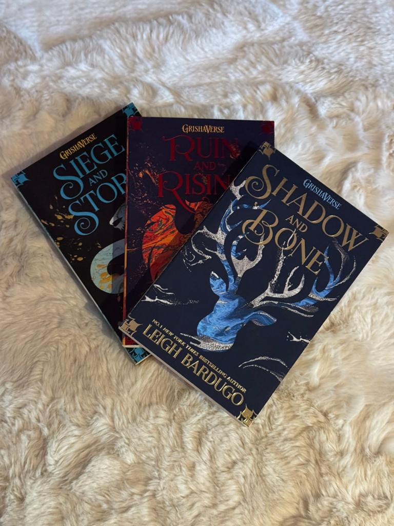Shadow and Bone Trilogy - Leigh Bardugo, Ophalen of Verzenden, Zo goed als nieuw