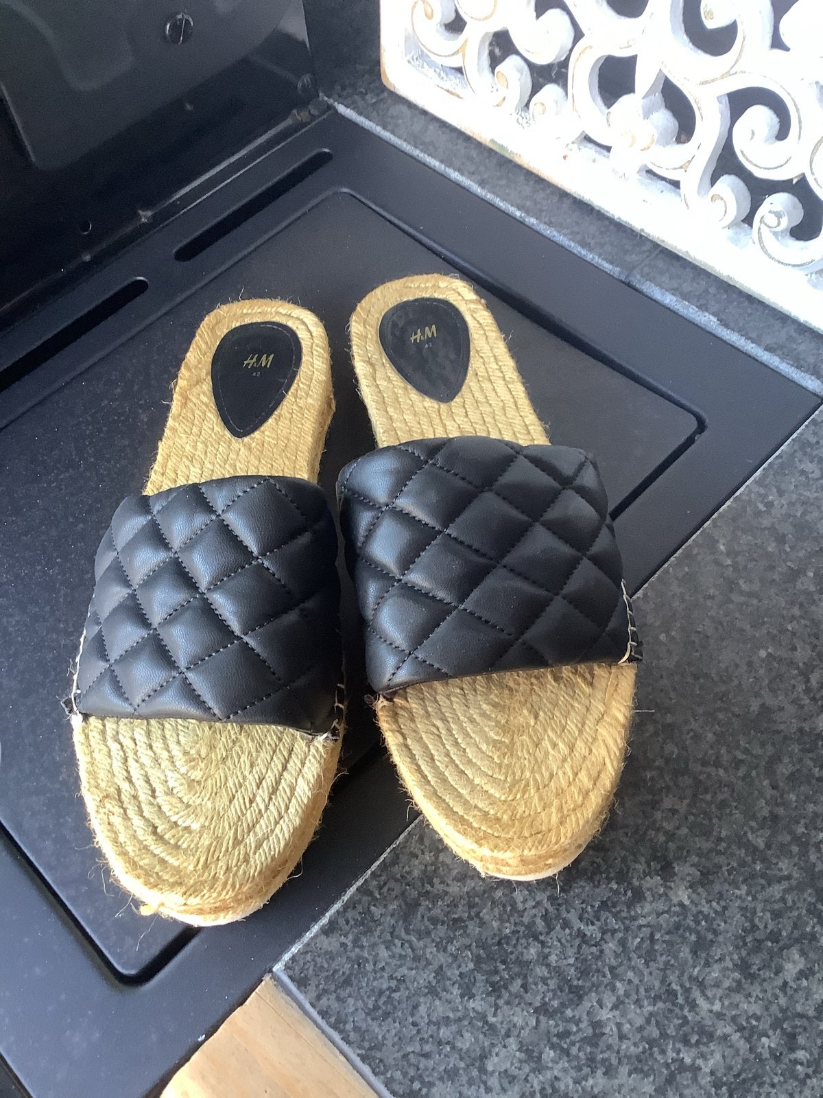 H&M Slippers Maat 42 - Zwart met Jute Zool, Ophalen of Verzenden, Zo goed als nieuw, Zwart, Slippers