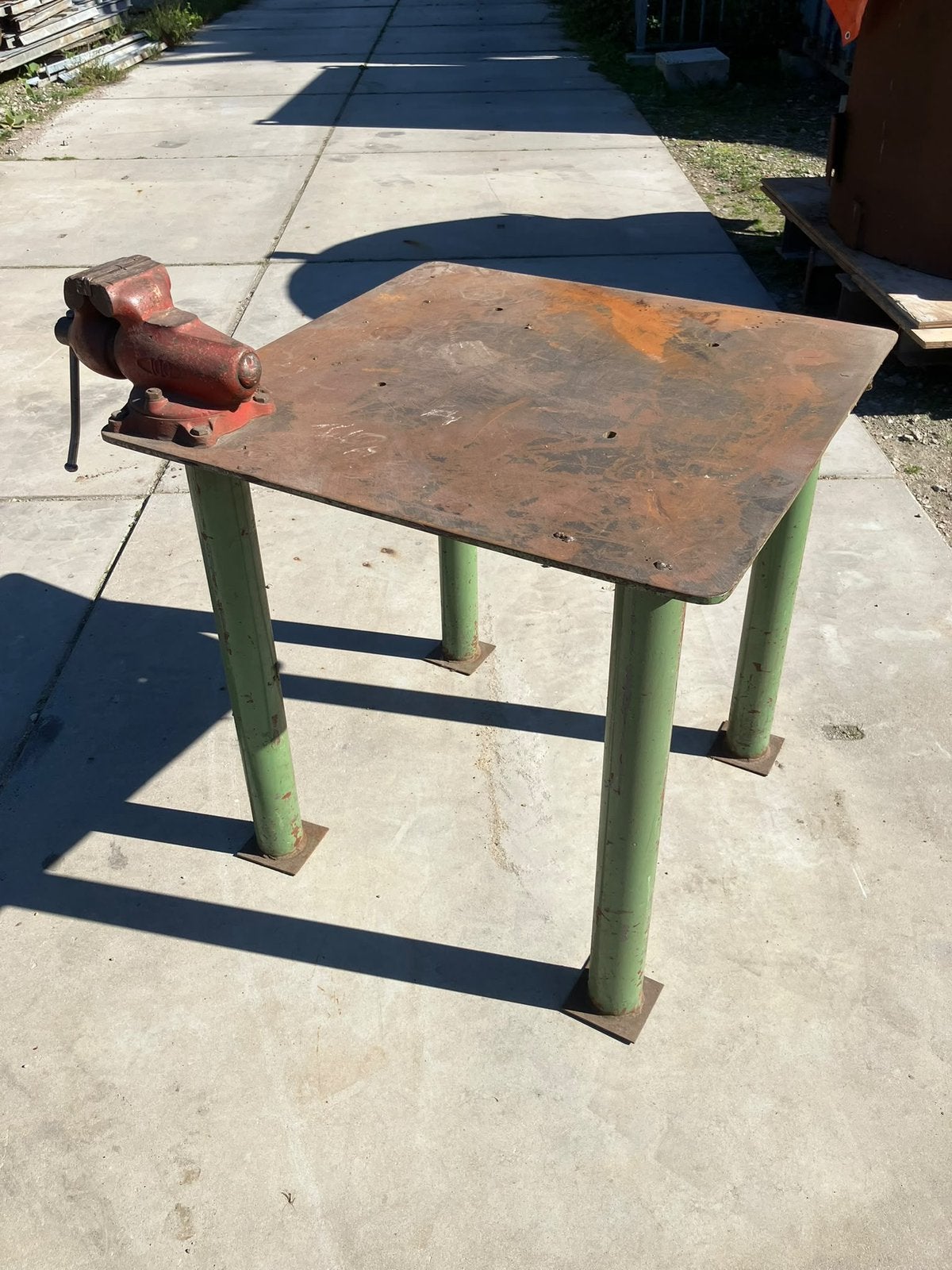 Stevige stalen tafel/werkbank met bankschroef, Ophalen, Zo goed als nieuw, Bankschroef