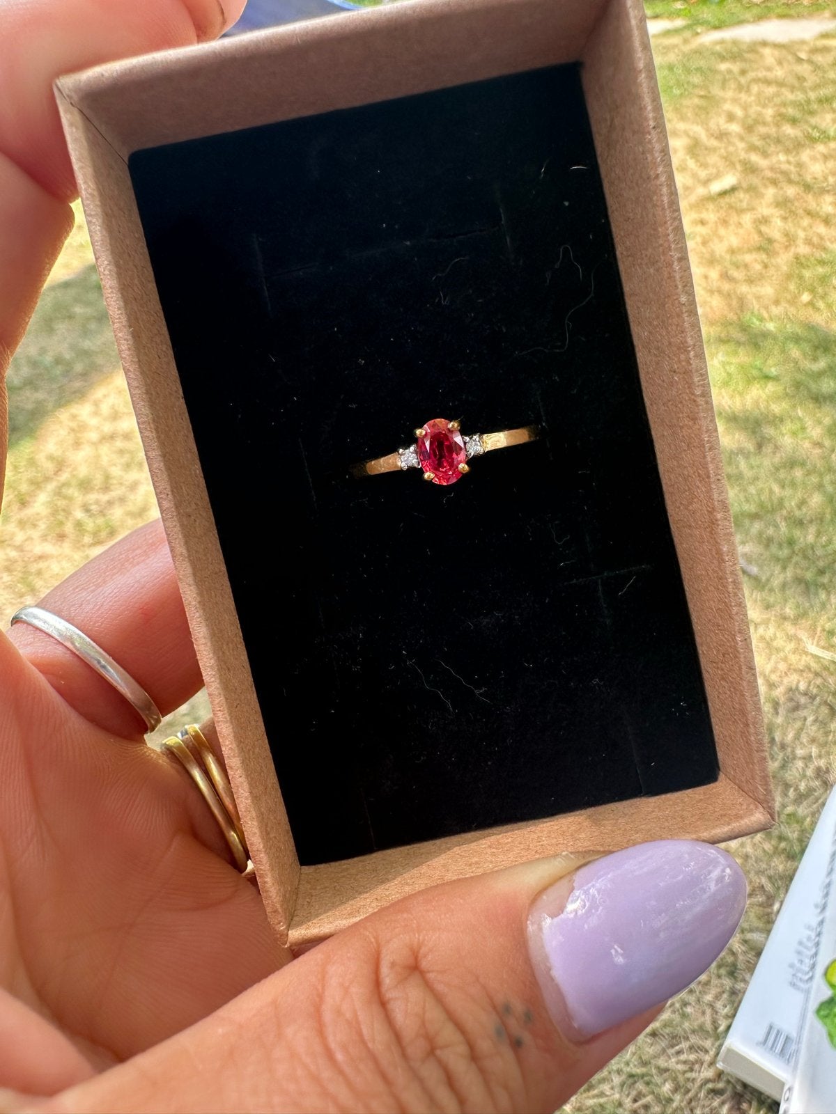 Gouden ring met robijn en 2 diamantjes, Nieuw, Ophalen of Verzenden, 17 tot 18, Met edelsteen