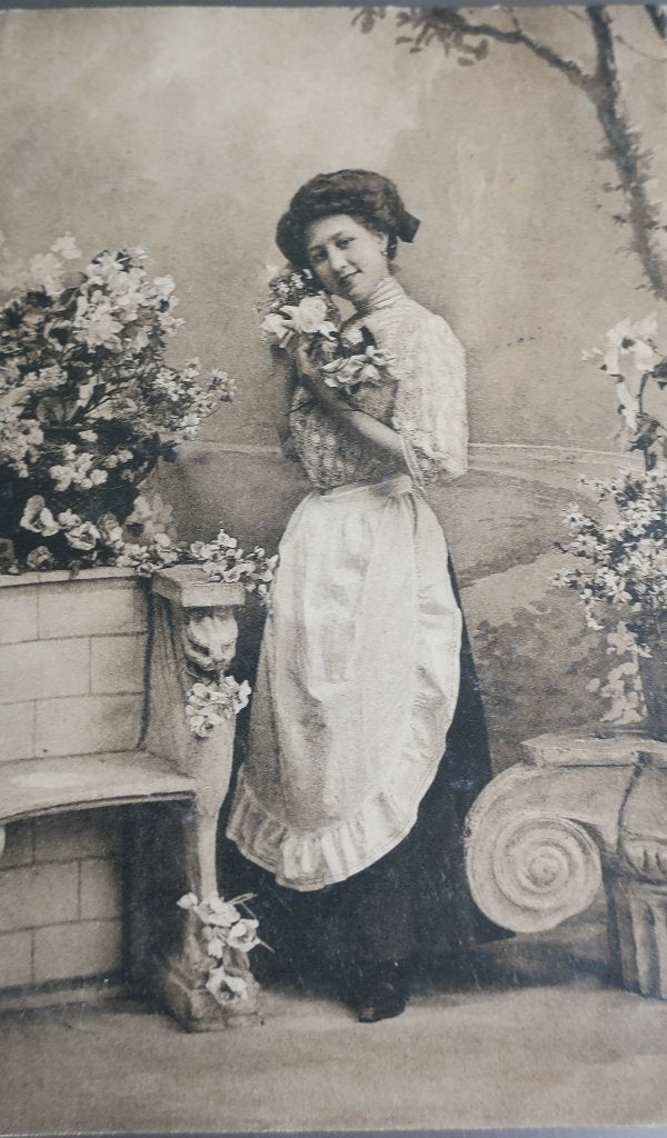 FRANSE DAME MET HALVE SCHORT 1910, Ophalen of Verzenden, Voor 1920, Gelopen, Frankrijk