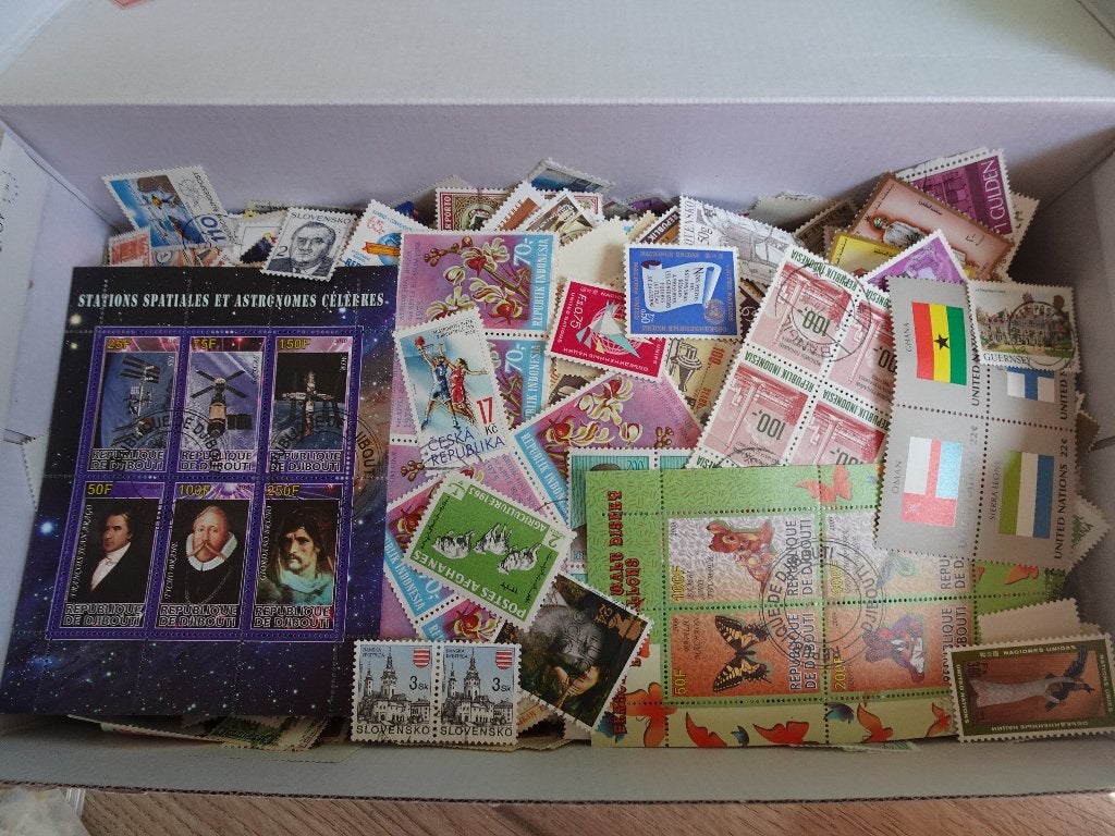 schoenendoos gevuld met afgeweekt wereld, Postzegels en Munten, Postzegels | Volle albums en Verzamelingen, Ophalen of Verzenden
