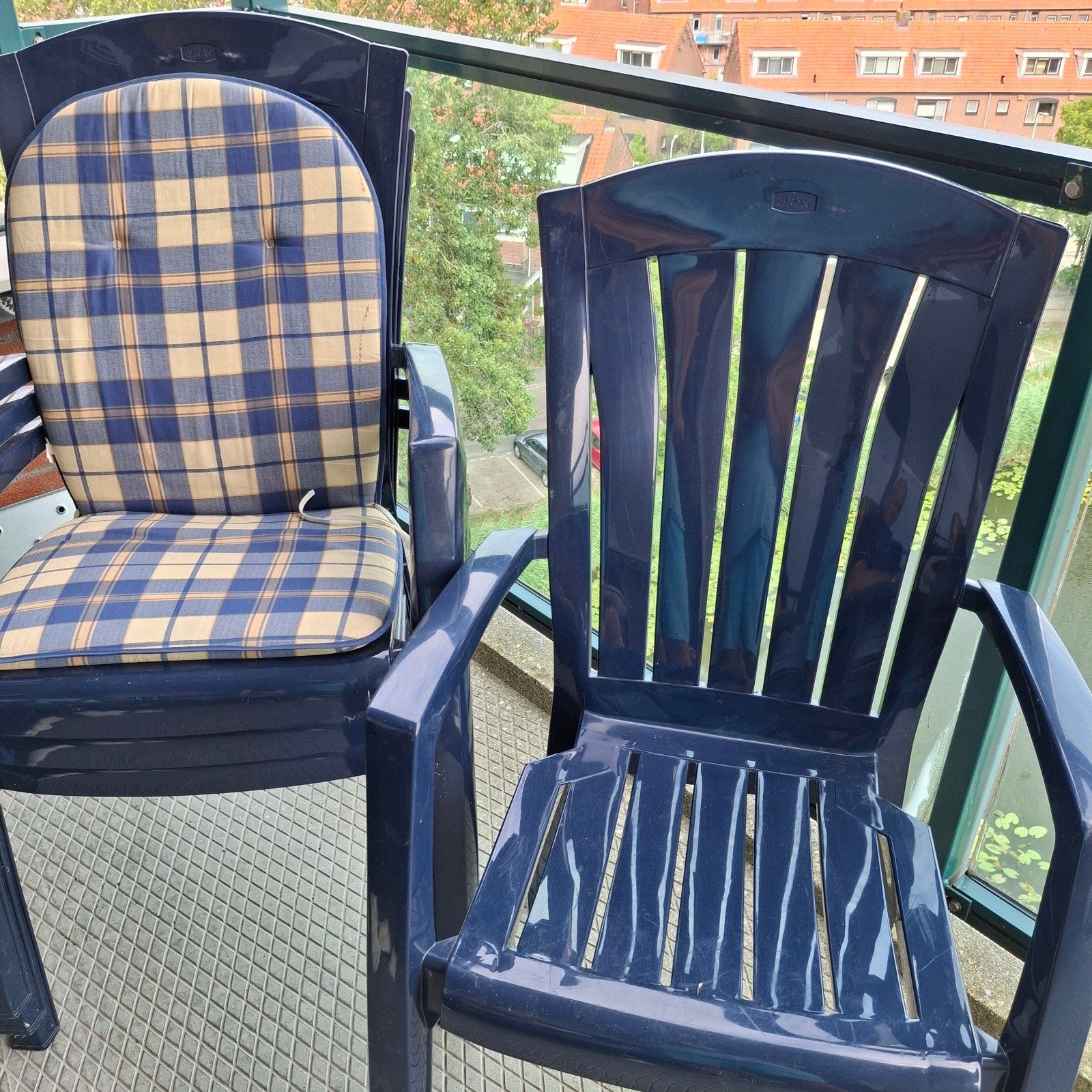 4x Blauwe kunststof tuinstoelen met geruite kussens, Ophalen, Stof, Gebruikt, Blauw