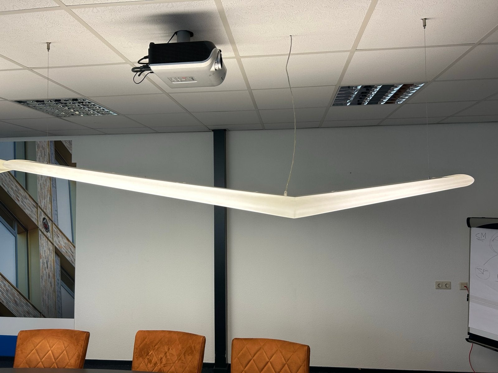 Artemide Mouette Asymmetrische Hanglamp 1950 mm design, Huis en Inrichting, Lampen | Hanglampen, Ophalen, Gebruikt, Kunststof