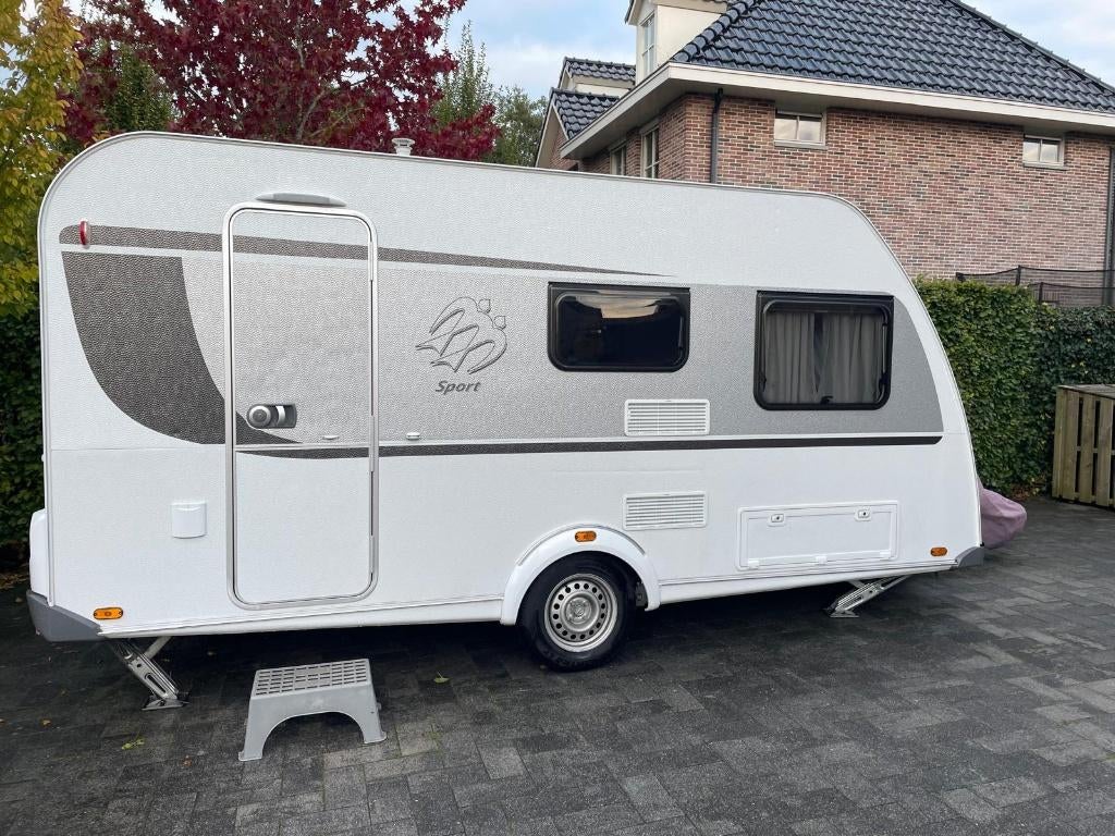 Knaus Sport 420 QD - Caravan met voortent en luifel, Standaardzit, Schokbreker, Dwarsbed, Particulier