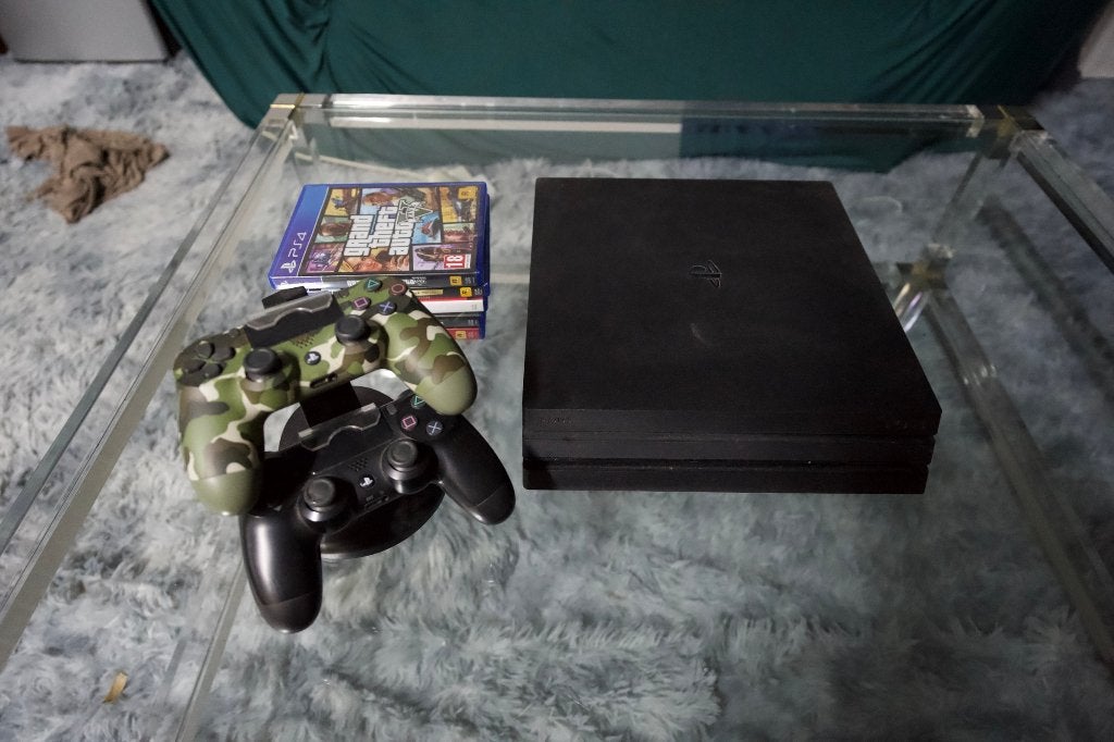 PS4 Pro 1TB + 2 controllers + laadstation + 5 games, Spelcomputers en Games, Gebruikt, Met 2 controllers, Ophalen of Verzenden