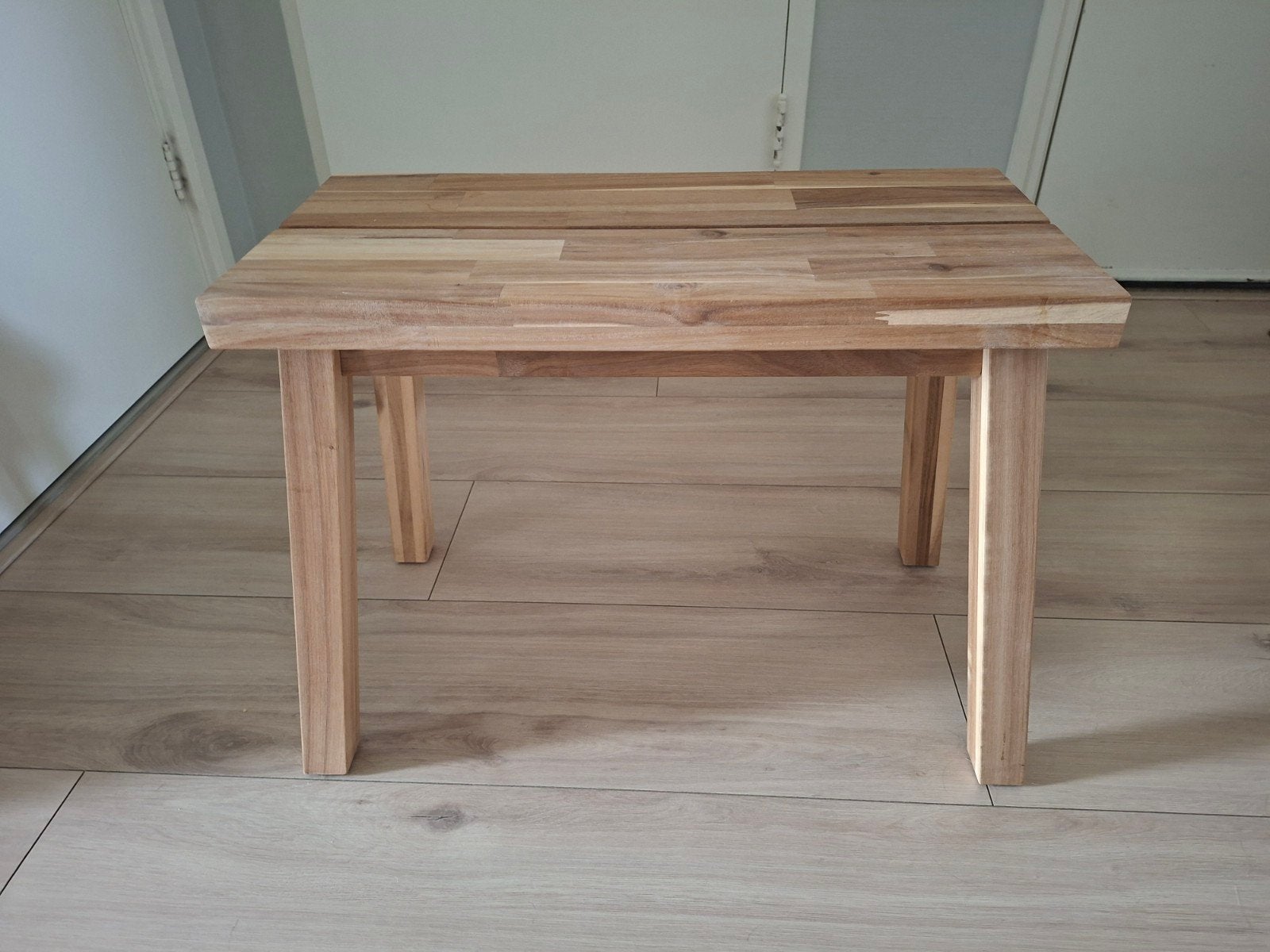 Houten bijzettafel/krukje van massief acaciahout, Minder dan 55 cm, Gebruikt, Modern, Scandinavisch, Landelijk, Rechthoekig