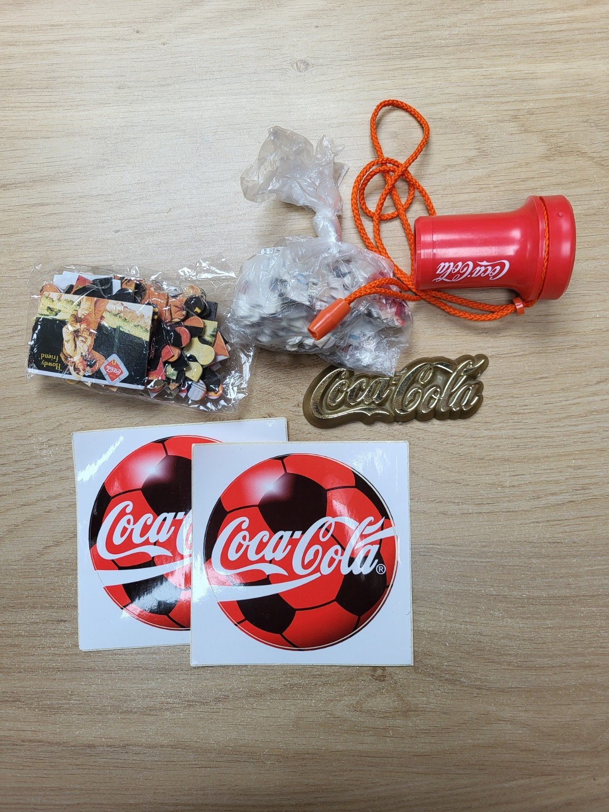 Coca-Cola verzamelobjecten: toeter, stickers en meer, Ophalen of Verzenden, Gebruikt, Gebruiksvoorwerp