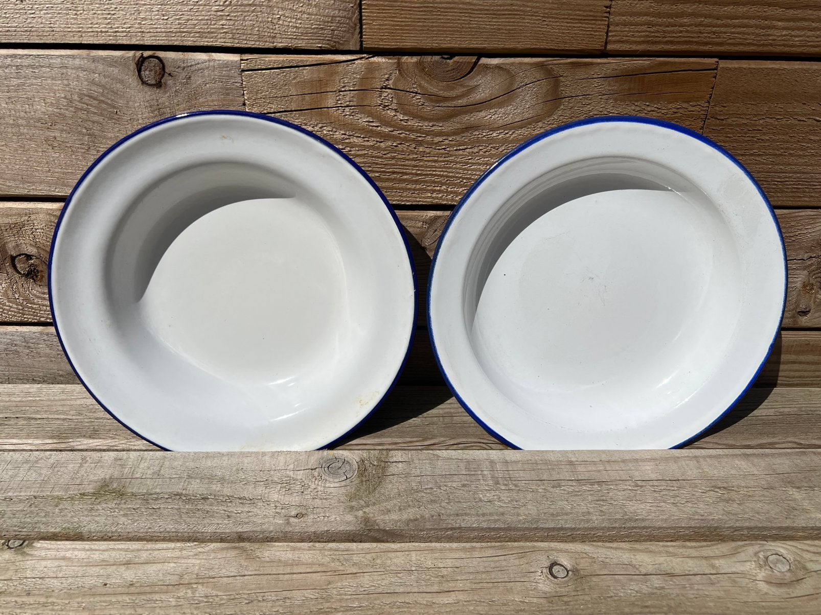 Set van 2 vintage emaille borden - wit met blauwe rand, Ophalen of Verzenden