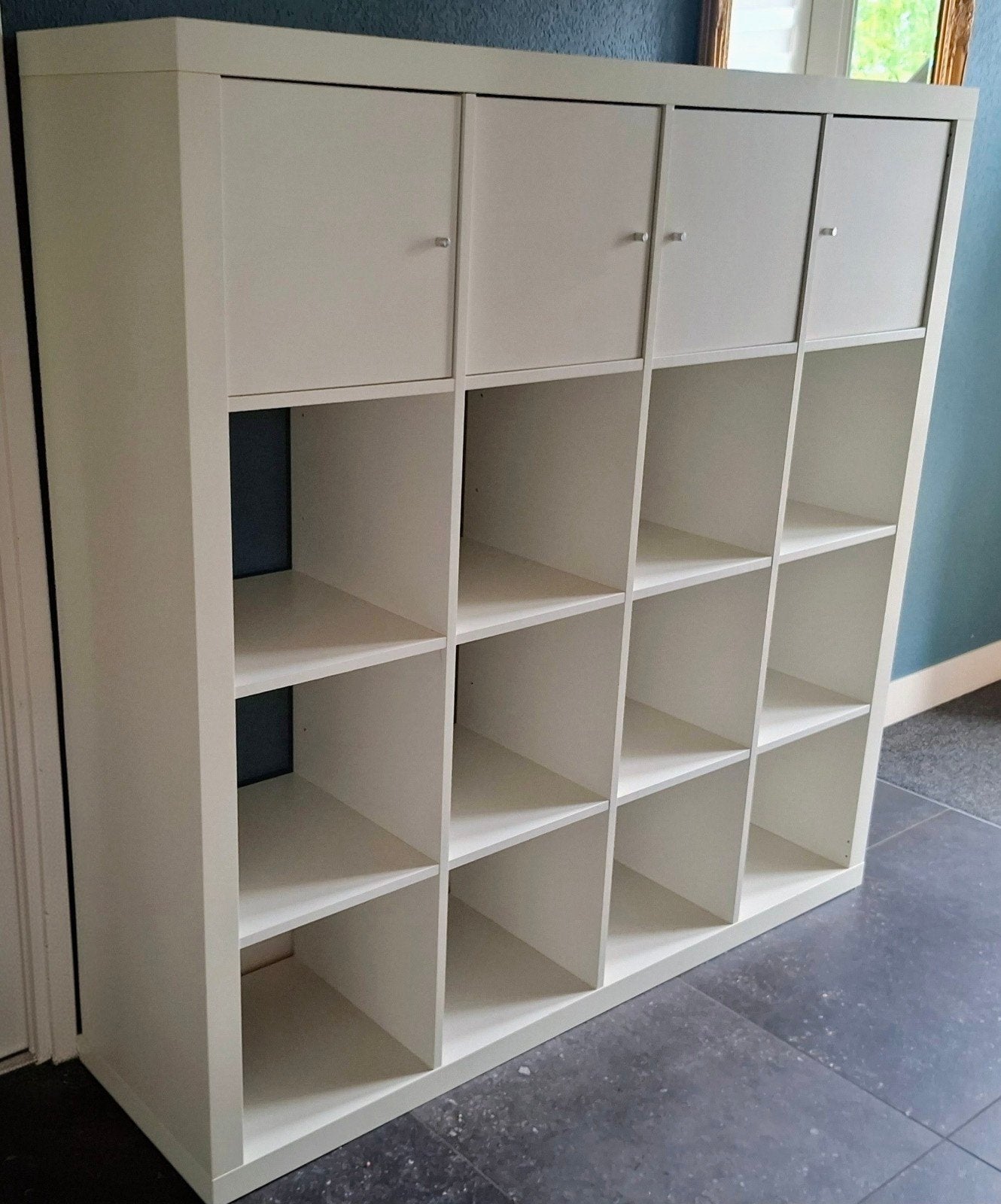 2x IKEA Kallax/Expedit kast waarvan 1 kast met 4 deurtjes, Huis en Inrichting, Ophalen, 100 tot 150 cm, 100 tot 150 cm, 25 tot 50 cm