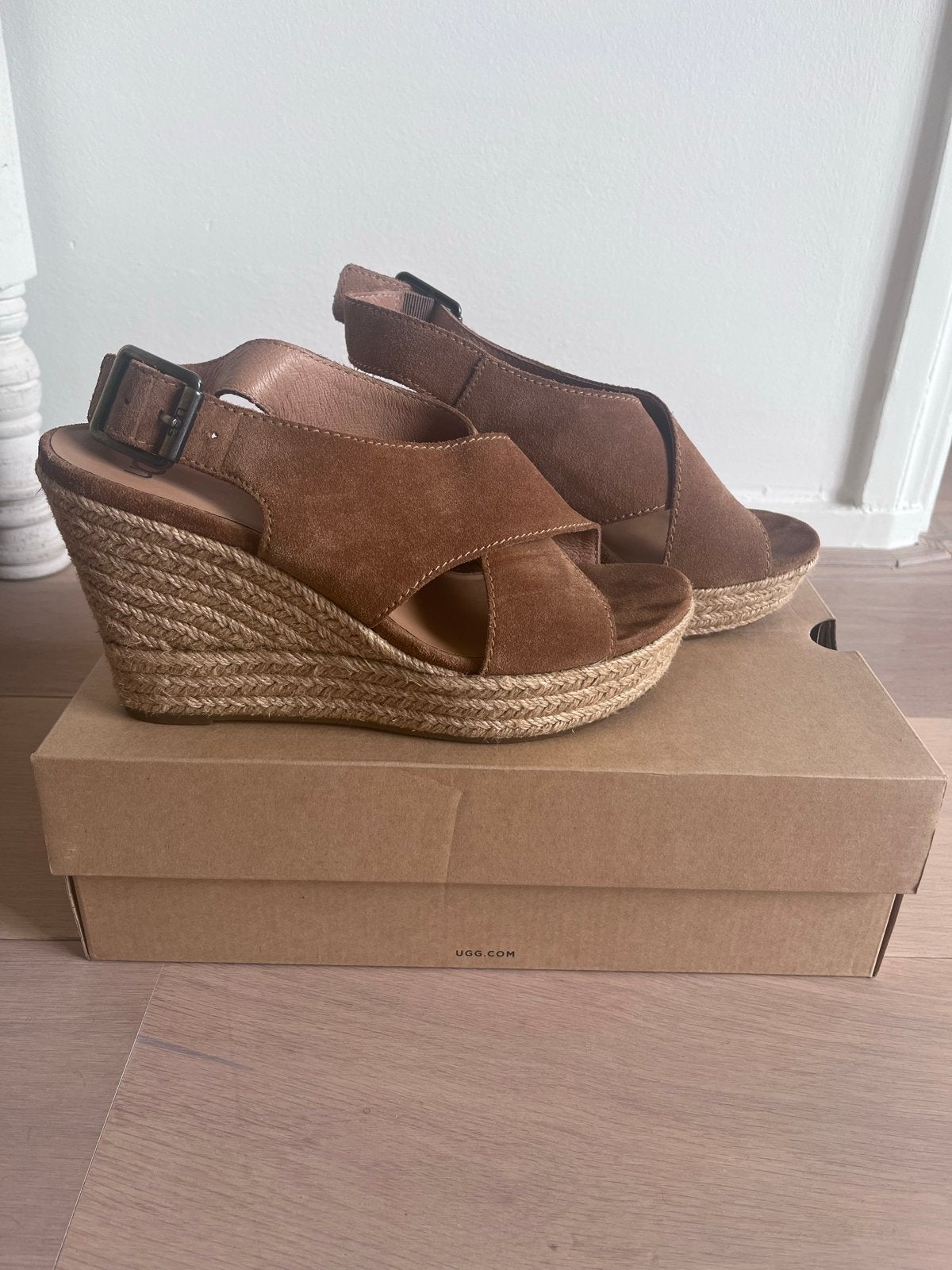 UGG Wedge sandalen met hoge hak (8) - Zo goed als nieuw, Kleding | Dames, Schoenen, Bruin, Verzenden, Sandalen of Muiltjes, Zo goed als nieuw