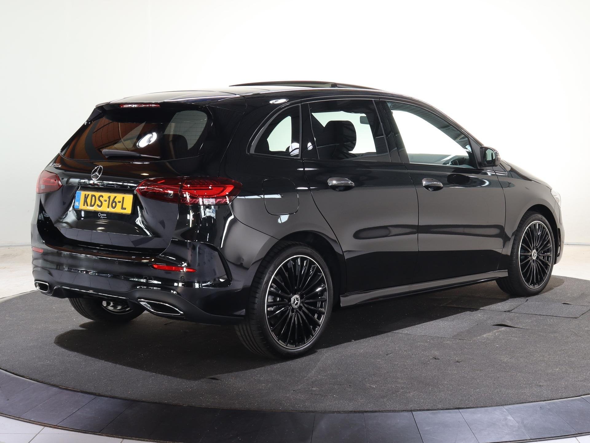 Mercedes-Benz B-Klasse 250e Business Solution AMG | Panorama, Auto's, Mercedes-Benz, Stof, 4 cilinders, 16 kWh, 1655 kg