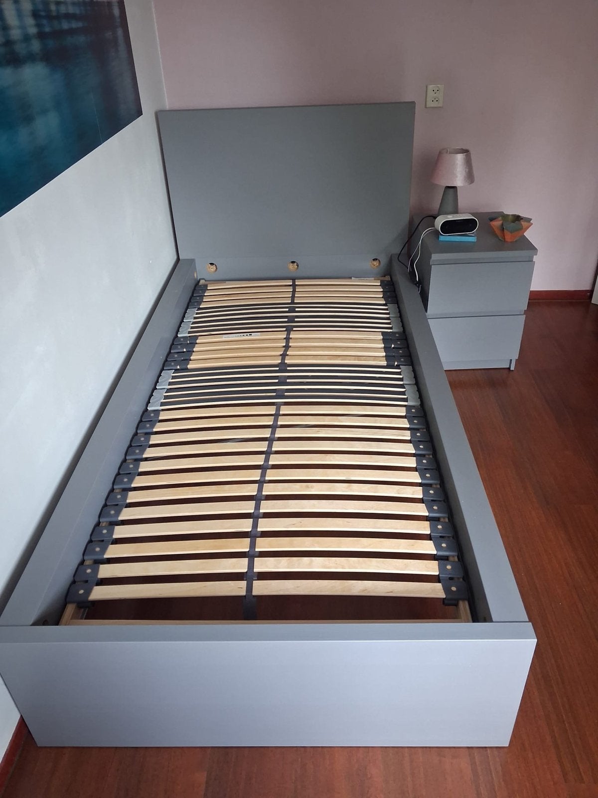 Eenpersoonsbed met lattenbodem en nachtkastje - Grijs, Ophalen, Overige materialen, 90 cm, Eenpersoons