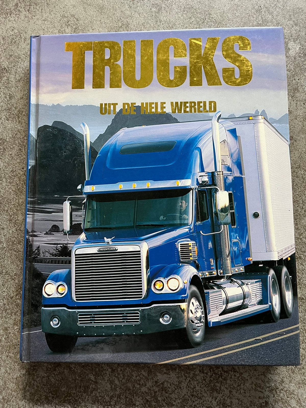 Boek iver Trucks uit de hele wereld, Ophalen of Verzenden, Gelezen, Overige merken