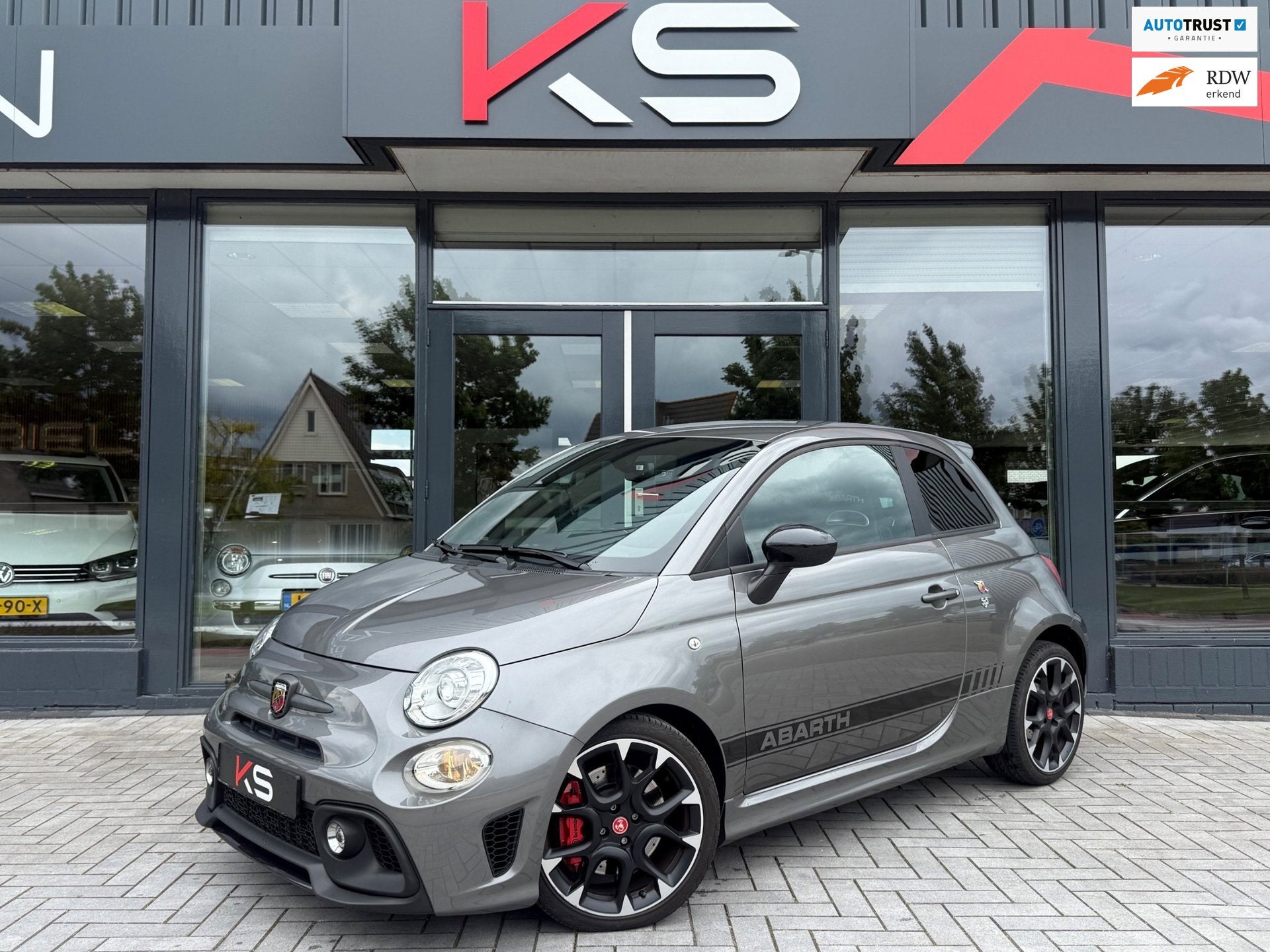 Fiat 500 1.4 T-Jet Abarth Competizione 595 180pk Leder Navi, Auto's, Voorwielaandrijving, Gebruikt, Zwart, 4 stoelen