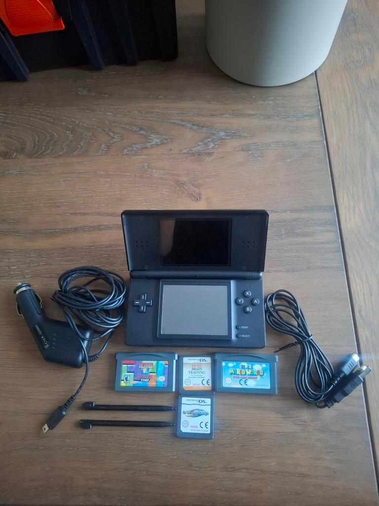 Nintendo DS met 4 spellen en hoes, Spelcomputers en Games, Spelcomputers | Nintendo DS, Gebruikt, Zwart, Ophalen of Verzenden