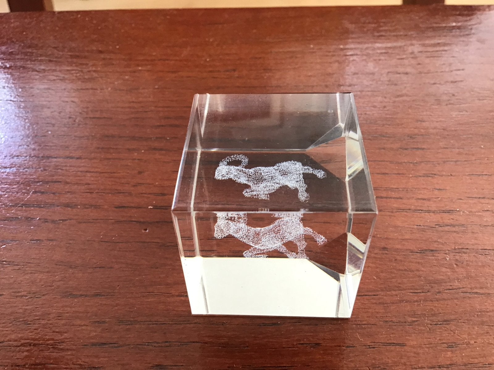 Glazen kubus met 3D-gegraveerde ram, Ophalen of Verzenden