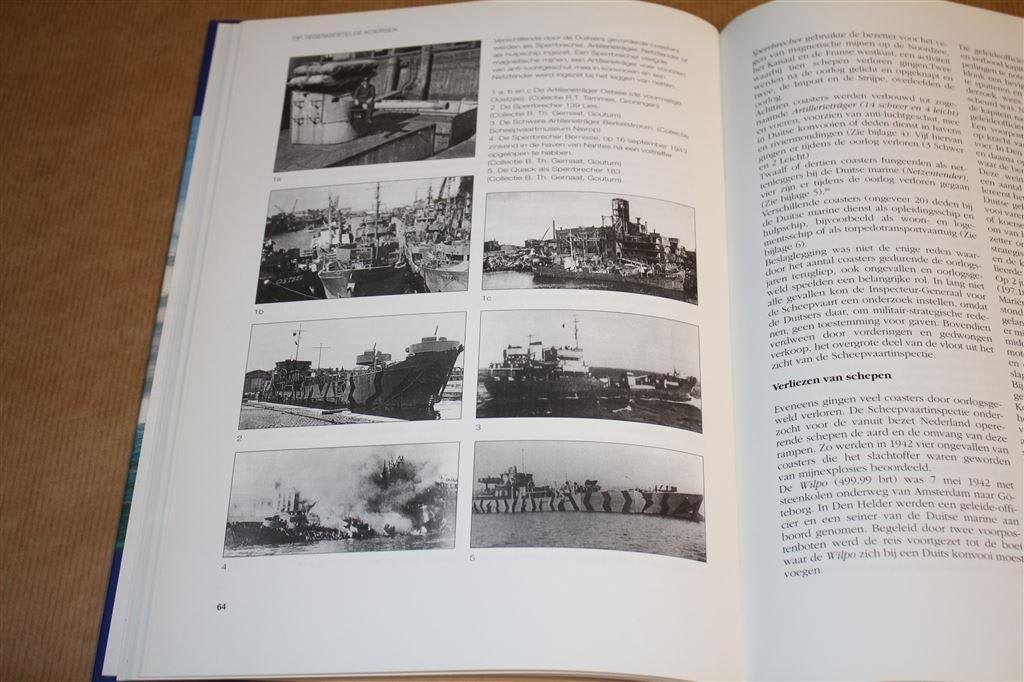 Boek. Op tegengestelde koersen. Kustvaart in oorlogstijd., Gebruikt, N.v.t., N.v.t., Ophalen of Verzenden