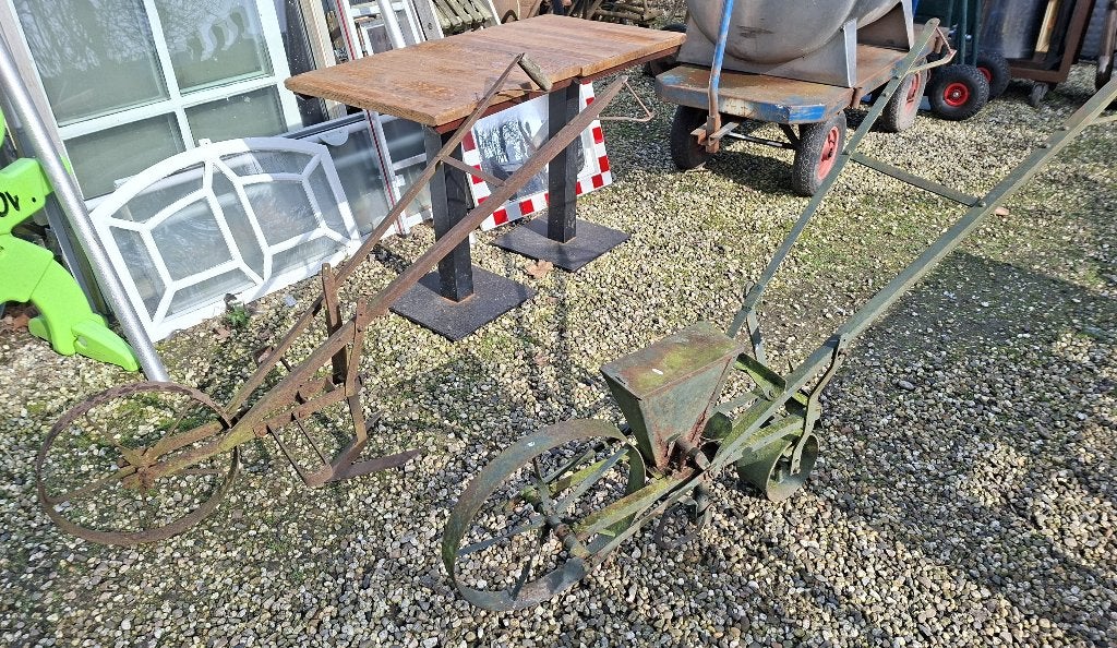 Vintage wielschoffel en zaaimachine - Tuinwerktuigen, Tuin en Terras, Ophalen, Gebruikt, Onbekend, Overige soorten