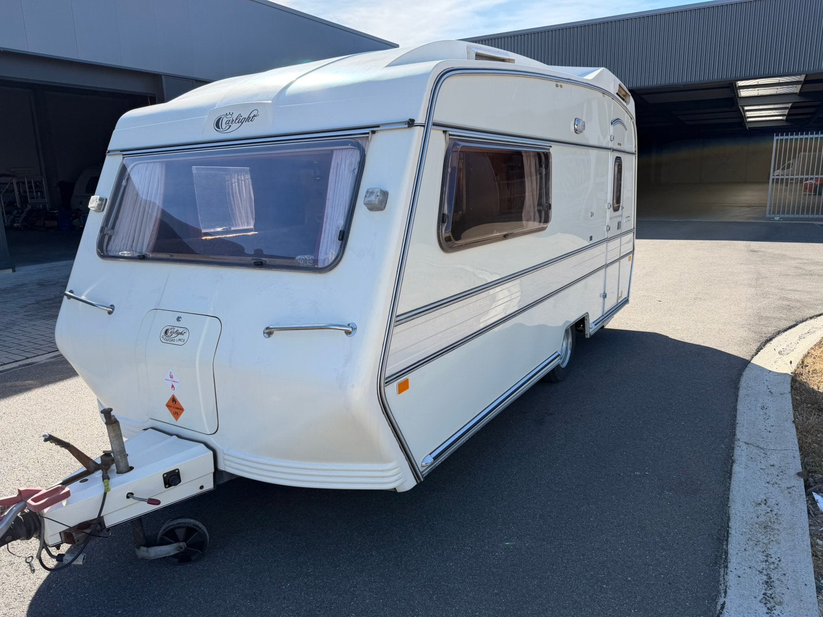 Carlight 46, Engelse topcaravan, Enkele bedden, Caravans en Kamperen, 2 aparte bedden, Schokbreker, Bedrijf, Treinzit