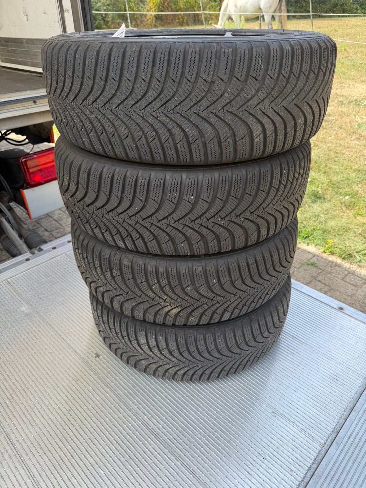 4 nagenoeg nieuwe Hankook banden met velg, Ophalen, Volkswagen