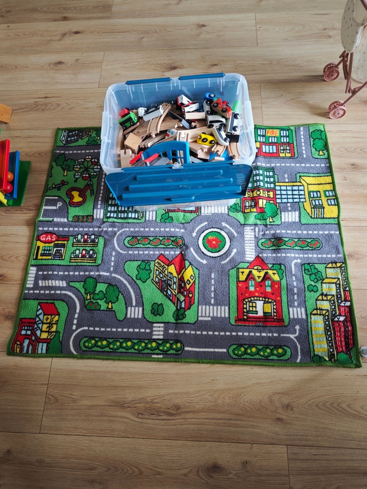 Grote bak met houten trein spoor incl kleed en plastic bak, Kinderen en Baby's, Speelgoed | Overig, Ophalen